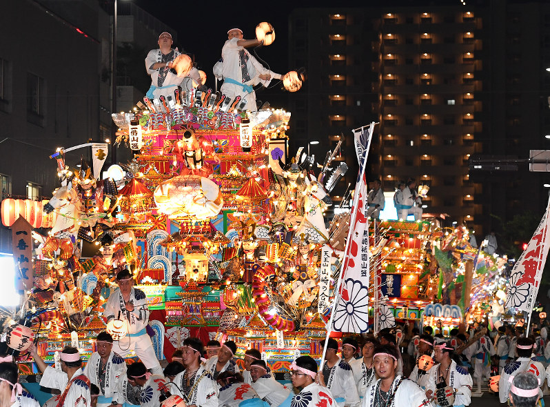 黒崎祇園山笠 前夜祭に８基 ほら貝や太鼓と 廻し練り 毎日新聞