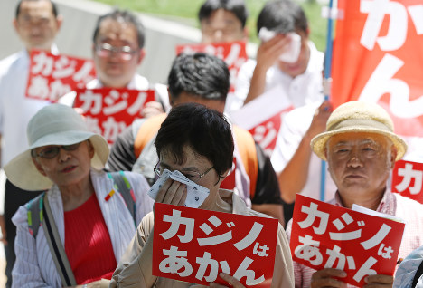 炎天下の中、カジノ法成立に反対して国会前に集まった人たち＝東京都千代田区で２０１８年７月２０日午後０時３６分、小川昌宏撮影