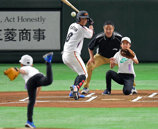 野球審判 都市対抗野球：国際審判員の高橋さん 親子で始球式 | 毎日新聞