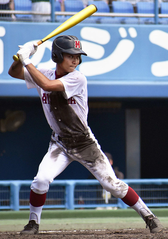 「被災地に元気を届けたい」と大きな決意を胸にバッターボックスに立つ松山商の久保田駿汰選手=松山市市坪西町の坊っちゃんスタジアムで、遠藤龍撮影