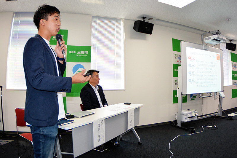 英才教育ツアーなどの事業内容について説明する北川智博さん(左端)=香川県三豊市役所で、山中尚登撮影