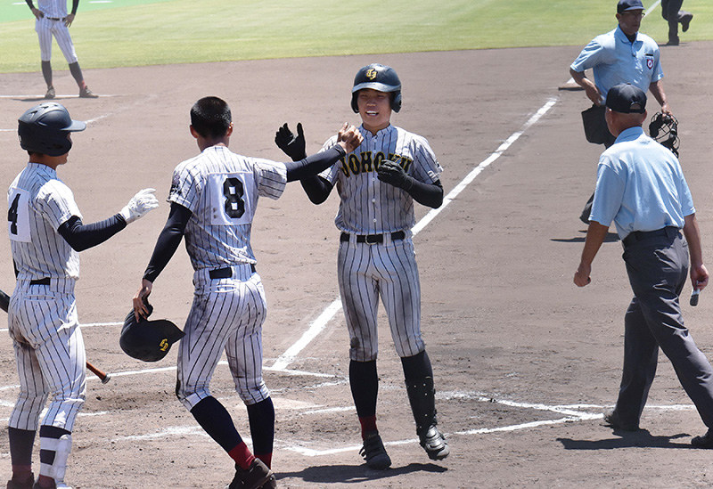 【鳥取城北-八頭】六回表鳥取城北2死一塁、山田が2点本塁打を放ち生還=鳥取市のコカ・コーラボトラーズジャパンスポーツパーク野球場で、南迫弘理撮影