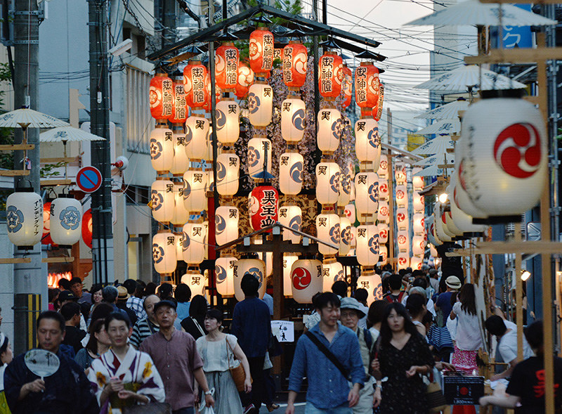 祇園祭２０１８ 後祭 宵山にぎわう 花傘巡行 猛暑で中止 京都 毎日新聞