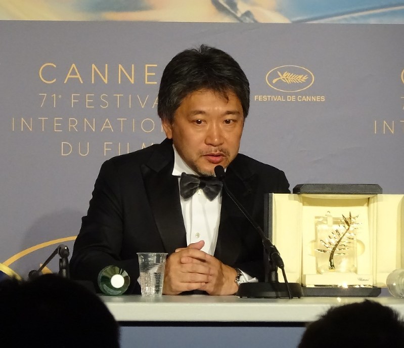 カンヌ国際映画祭のパルムドール授賞式後、記者会見で語る是枝裕和監督=フランス・カンヌで2018年5月19日(日本時間20日未明)、小林祥晃撮影
