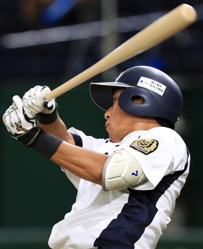 【広島市(JR西日本)-東京都(JR東日本)】九回表広島市無死一、二塁、田村が左中間に適時二塁打を放つ=東京ドームで2018年7月22日、梅村直承撮影