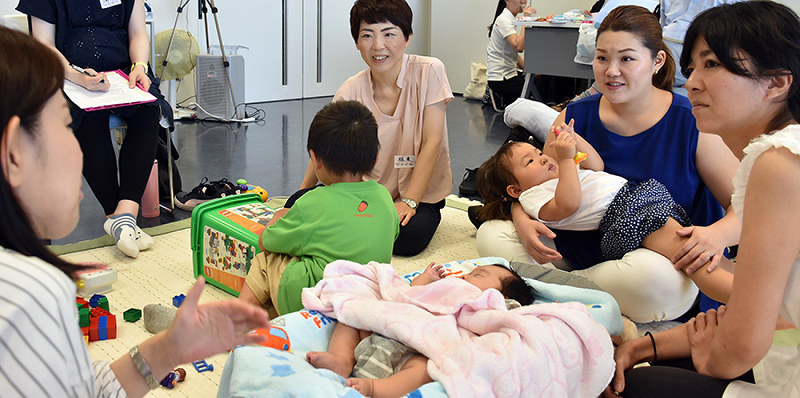 子育てや家事での夫婦の協力の仕方について考える母親たち=徳島県阿波市市場町のアエルワで、松山文音撮影