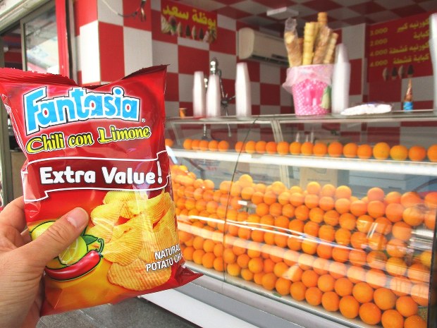 道ばたでオレンジジュースやスナック菓子を売るスタンド。スナック菓子は輸入品ではなく当国製