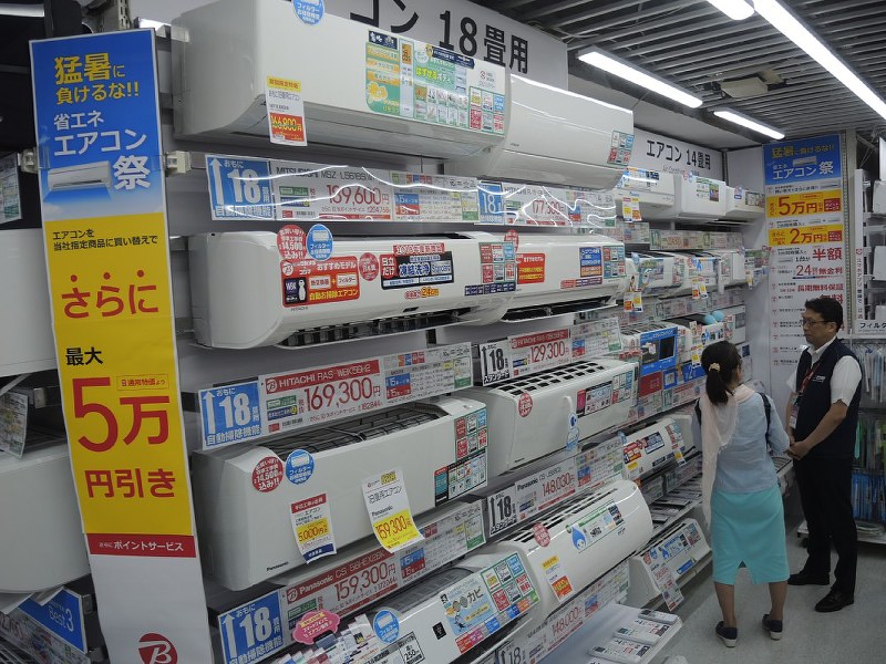 「猛暑に負けるな」と呼びかけてアピールするエアコン売り場=東京都千代田区のビックカメラ有楽町店で23日、竹地広憲撮影