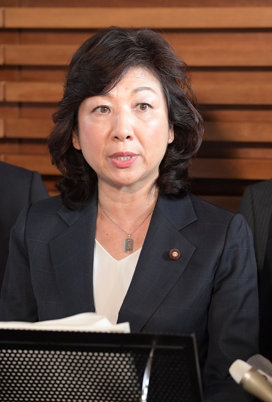 閣議後、記者団の質問に答える野田聖子総務相=首相官邸で2018年7月24日午前10時35分、川田雅浩撮影