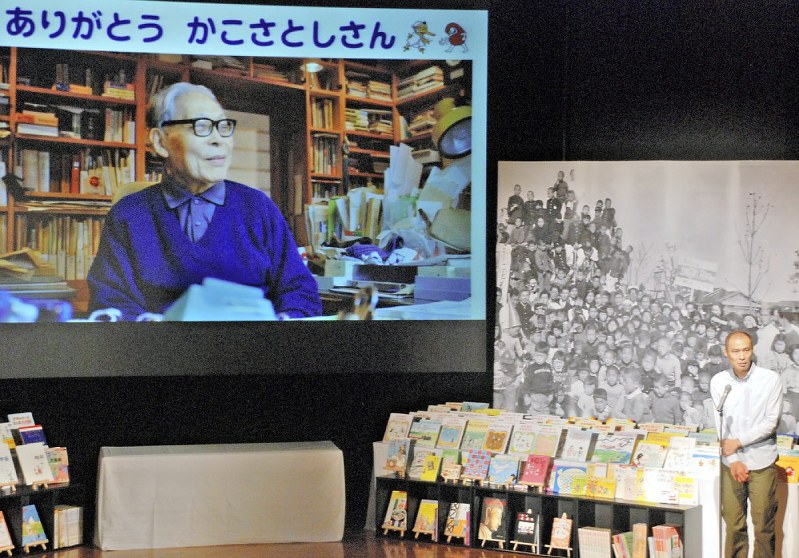 加古さんとの思い出を語る絵本作家のヨシタケシンスケさん=川崎市中原区の川崎市市民ミュージアムで、2018年7月16日、坂根真理撮影