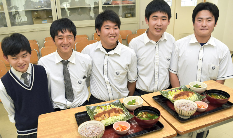 大戸屋と協力して定食メニューを開発した生徒5人=福島県広野町下浅見川の県立ふたば未来学園高で2018年7月11日、乾達撮影
