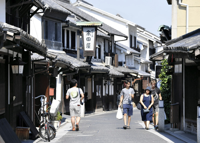 美観地区を歩く観光客ら。西日本豪雨により、観光客の数は激減しているという=岡山県倉敷市で2018年7月24日午後2時50分、川平愛撮影