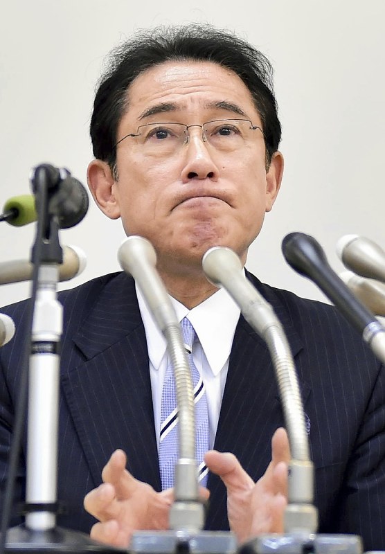 自民党総裁選への出馬を見送る方針を固めたと発表し、厳しい表情で記者会見を終える岸田文雄政調会長=東京都千代田区で2018年7月24日午後5時59分、竹内紀臣撮影