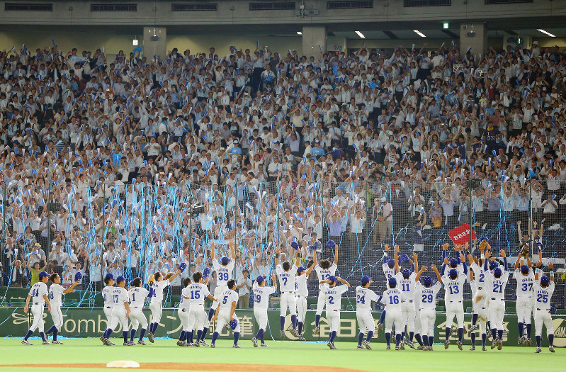 初優勝を決め、応援団とともに喜ぶ大阪市・大阪ガスの選手たち=東京ドームで24日、長谷川直亮撮影