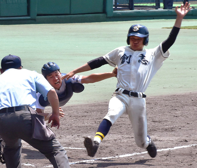 【高梁日新-創志学園】四回裏創志学園2死一、二塁、中山の適時三塁打で、小谷に続き一塁から岡本が還る=岡山県倉敷市のマスカットスタジアムで、戸田紗友莉撮影