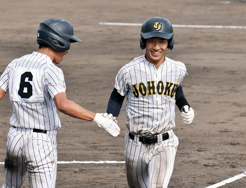 【米子西-鳥取城北】五回裏鳥取城北2死二塁、藤原(右)が2打席連続となる本塁打を放ち、チームメートに迎えられる=鳥取市のコカ・コーラボトラーズジャパンスポーツパーク野球場で、南迫弘理撮影