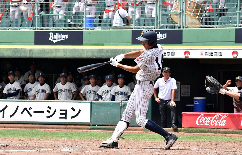 【小野-明石商】九回裏明石商1死二、三塁、代打・安藤が2点適時三塁打を放ち、同点に追い付く=神戸市須磨区のほっともっとフィールド神戸で、待鳥航志撮影