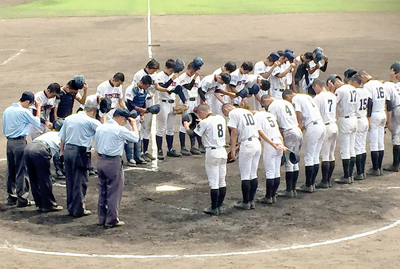 延長十五回引き分けとなり、整列して挨拶する東山と立命館の選手=京都府宇治市の太陽が丘球場で、今西拓人撮影