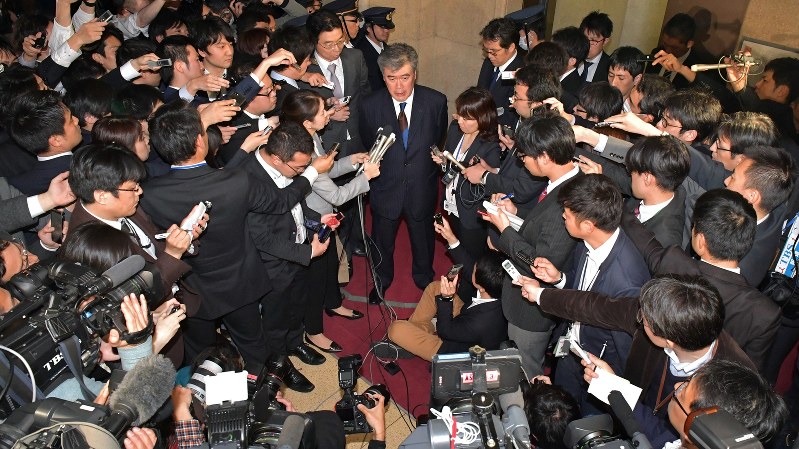 大勢の報道陣を前に辞意を表明した福田淳一財務事務次官 (中央、肩書きは当時) =2018年4月18日、渡部直樹撮影