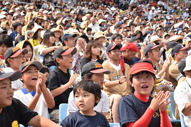 日米対抗ソフトボールには子どもからお年寄りまでが駆けつけた=福島市の県営あづま球場で6月23日、寺町六花撮影