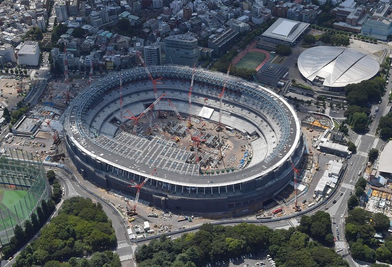 建設工事が進む新国立競技場＝本社ヘリから西本勝撮影