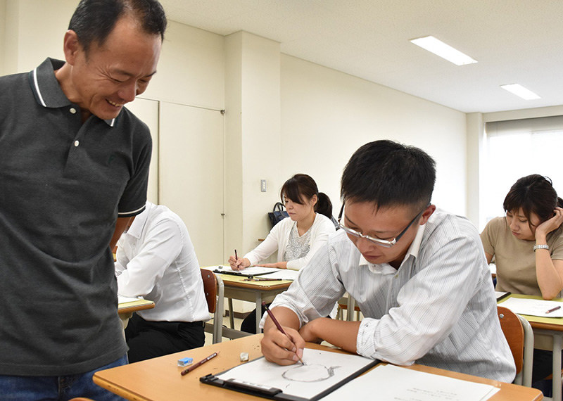 捜査用似顔絵 腕磨く 講習会に２０人参加 県警察学校 香川 毎日新聞