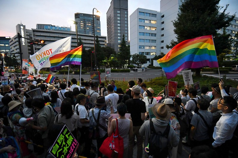 杉田水脈衆院議員のLGBTに関する寄稿について、自民党本部前で抗議する人たち=東京都千代田区で2018年7月27日午後6時58分、宮間俊樹撮影