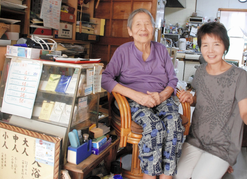 殿様湯を切り盛りする今林和子さん(左)と美智子さん。若々しいのは「温泉の効能でしょう」と和子さん=鹿児島県指宿市の二月田温泉殿様湯で2018年6月、川畑さおり撮影