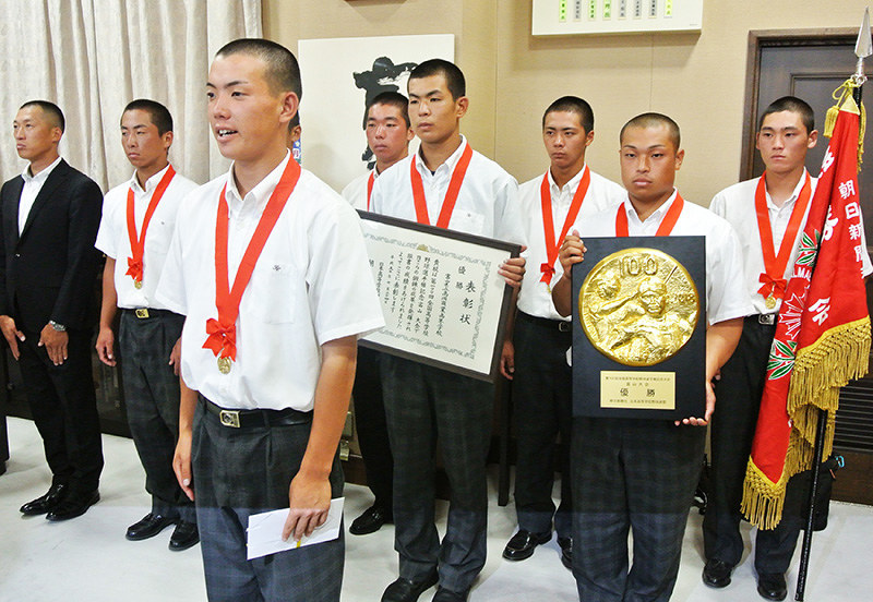 甲子園での全力プレーを誓う高岡商の中村昂央主将(左から3人目)=富山県庁で、青山郁子撮影