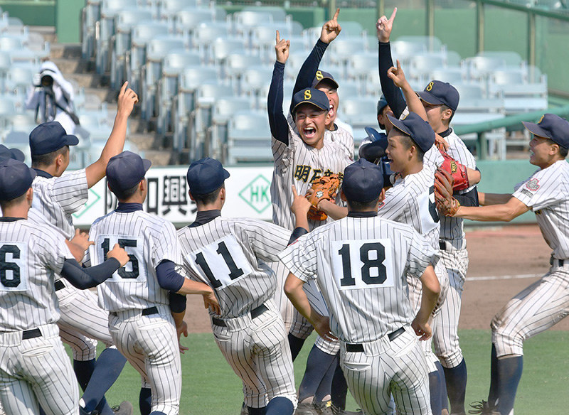 初優勝を決め喜ぶ明石商の選手たち=神戸市須磨区のほっともっとフィールド神戸で、米山淳撮影