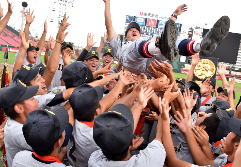 夏の甲子園出場が決まり、須江航監督を胴上げする仙台育英の選手たち=滝沢一誠撮影