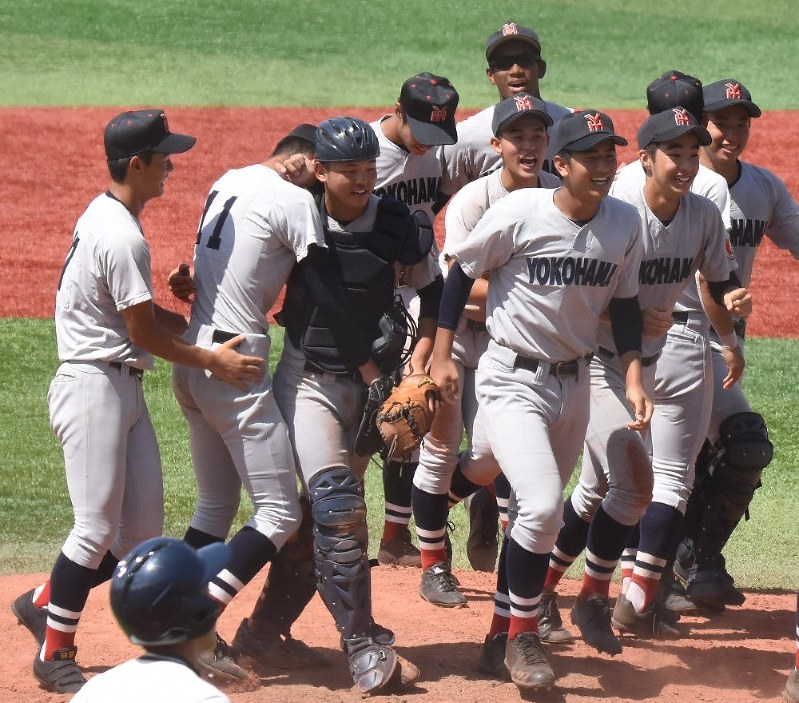 優勝を決め、整列に向かう横浜の選手たち=横浜市中区の横浜スタジアムで29日、中村紬葵撮影