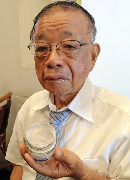 コンニャク芋の廃棄物で作った飼料添加用の「飛粉」を手にする石橋さん=神奈川県相模原市で、高橋和夫撮影
