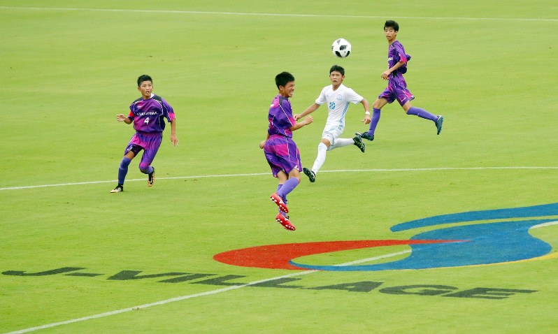 再開したJヴィレッジのスタジアムで試合をする地元チームの選手たち=福島県広野町で2018年7月28日午後3時28分、喜屋武真之介撮影