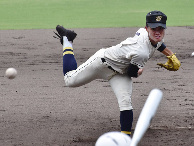 倉敷商打線を完封した創志学園の西=岡山県倉敷市のマスカットスタジアムで、戸田紗友莉撮影