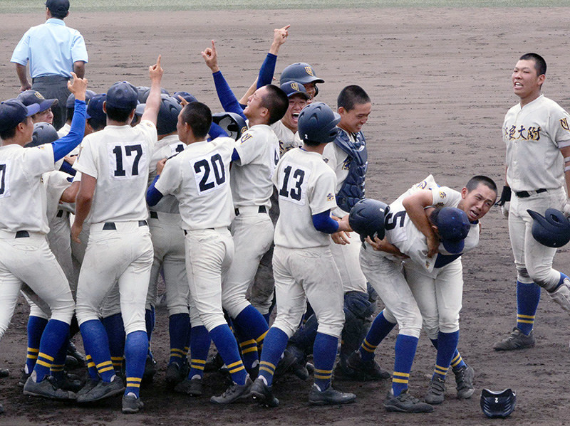 初優勝を決め、歓喜に湧く奈良大付の選手たち=奈良県橿原市畝傍町の佐藤薬品スタジアムで2018年7月28日、数野智史撮影