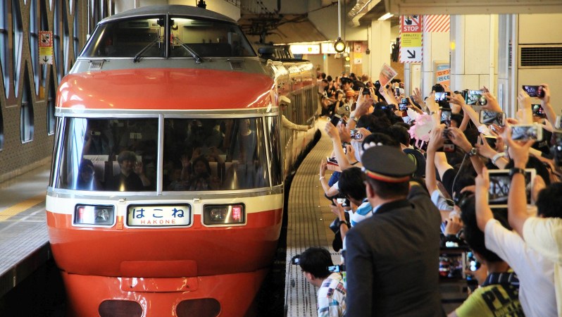 1980年から小田急電鉄の顔として活躍した特急ロマンスカー7000形(愛称LSE)=定期運行最終日の2018年7月10日、東京・新宿の小田急新宿駅で開かれた記念式典、内林克行撮影