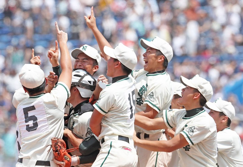 甲子園出場を決めマウンド上で喜ぶ二松学舎大付の選手たち=神宮球場で2018年7月29日午後0時32分、玉城達郎撮影