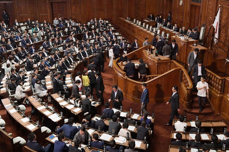 参院定数を６増する公職選挙法改正案の記名投票が行われた衆院本会議＝国会内で２０１８年７月１８日、川田雅浩撮影