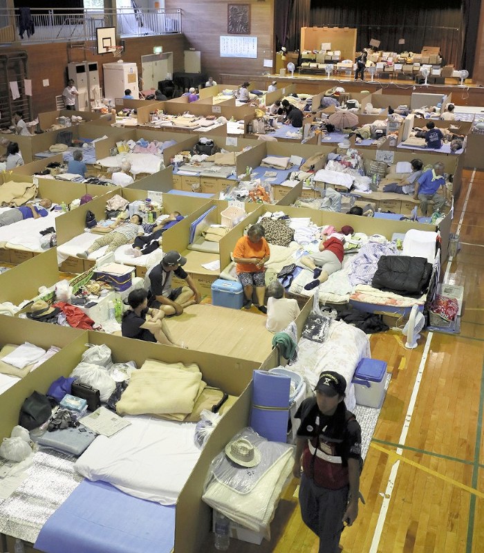 台風12号の被害を警戒し、避難所となっている体育館で過ごす人たち=岡山県倉敷市真備町地区で2018年7月29日午後2時23分、幾島健太郎撮影