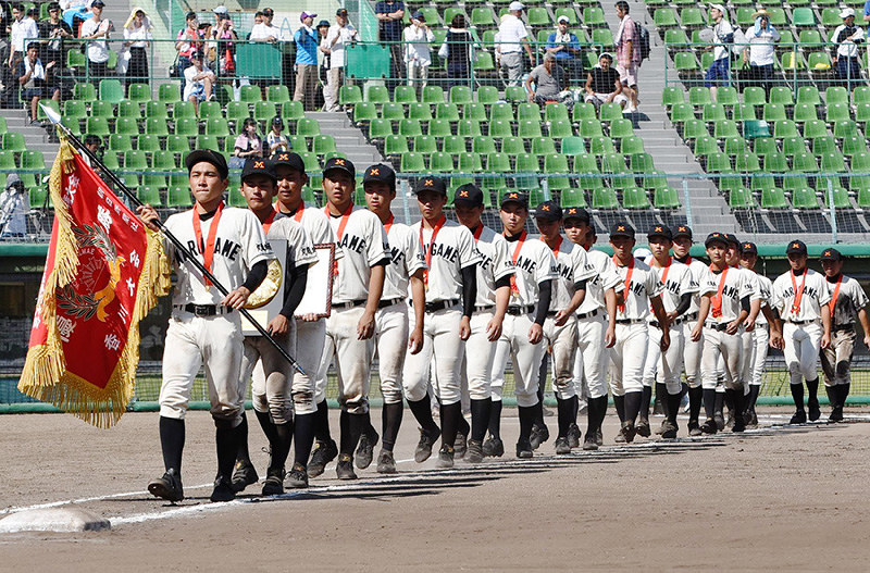 香川大会を制した丸亀城西の選手たち=高松市生島町のレクザムスタジアムで、潟見雄大撮影