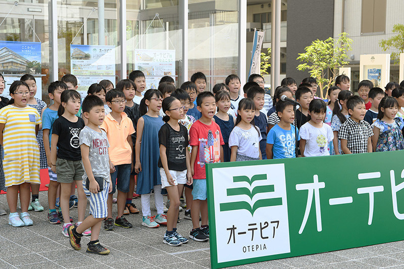 オープニングセレモニーで合唱を披露する、はりまや橋小の児童たち=高知市のオーテピアで2018年7月24日、井上大作撮影