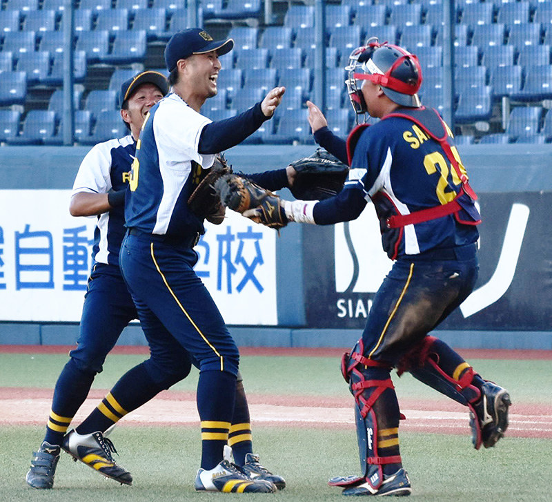 【ロキテクノBC-千曲川硬式野球クラブ】初優勝を決め、喜びを爆発させるリリーフ藤田(手前左)らロキテクノの選手=新潟市中央区のハードオフエコスタジアムで、井口彩撮影