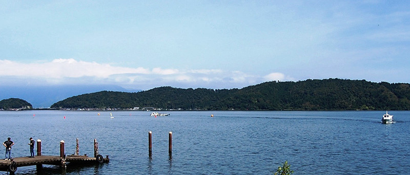 琵琶湖に浮かぶ沖島=滋賀県近江八幡市で、蓮見新也撮影