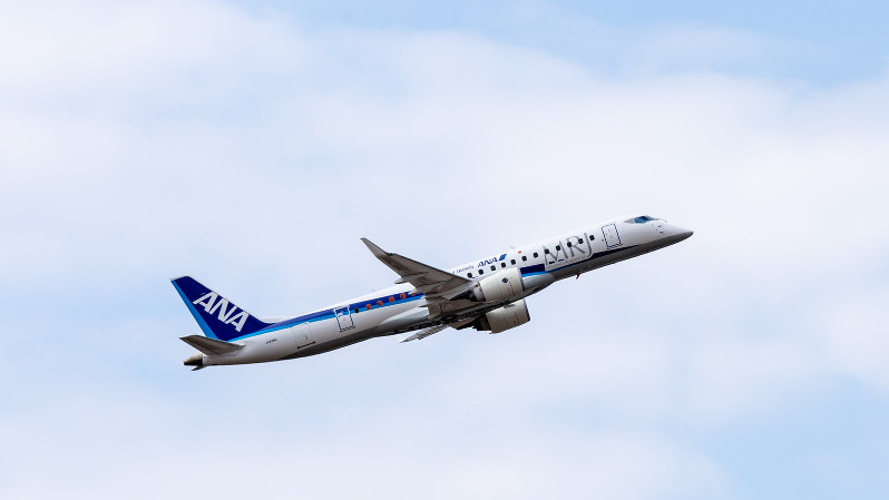 英ファンボロー航空ショーで飛行したMRJ(三菱航空機提供)