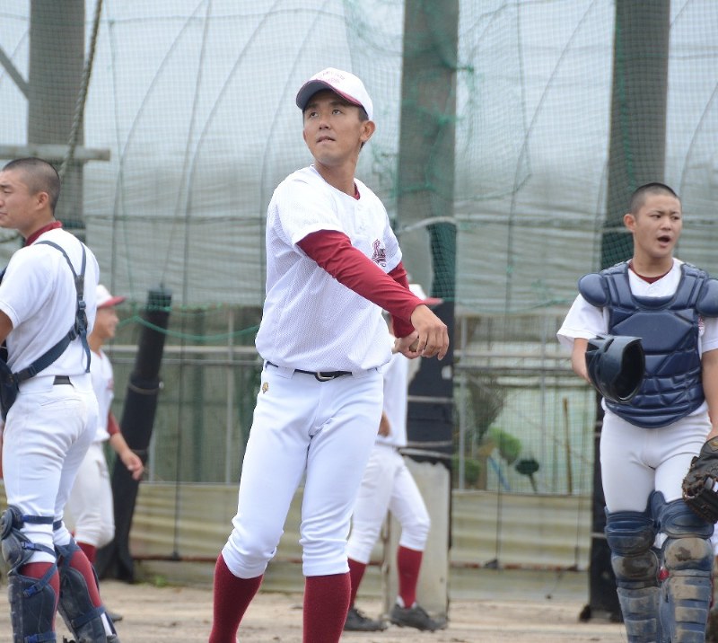 練習でノックを打つ唐津工副部長の副島浩史さん=生野貴紀撮影