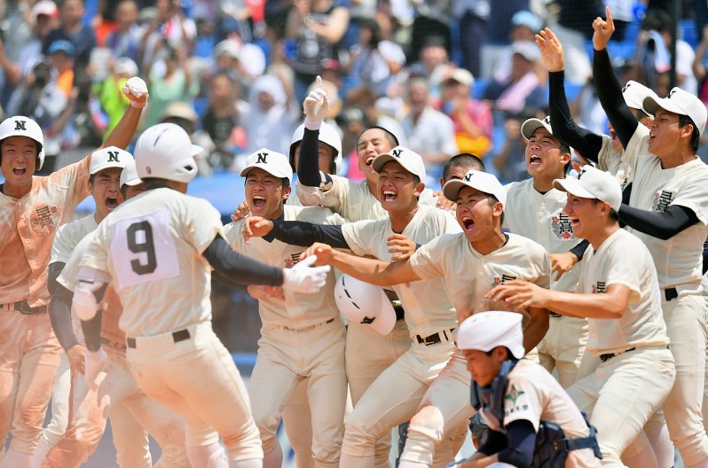 サヨナラ本塁打を打った選手を迎え、甲子園出場決定を喜ぶ日大三の選手たち=神宮球場で30日、渡部直樹撮影