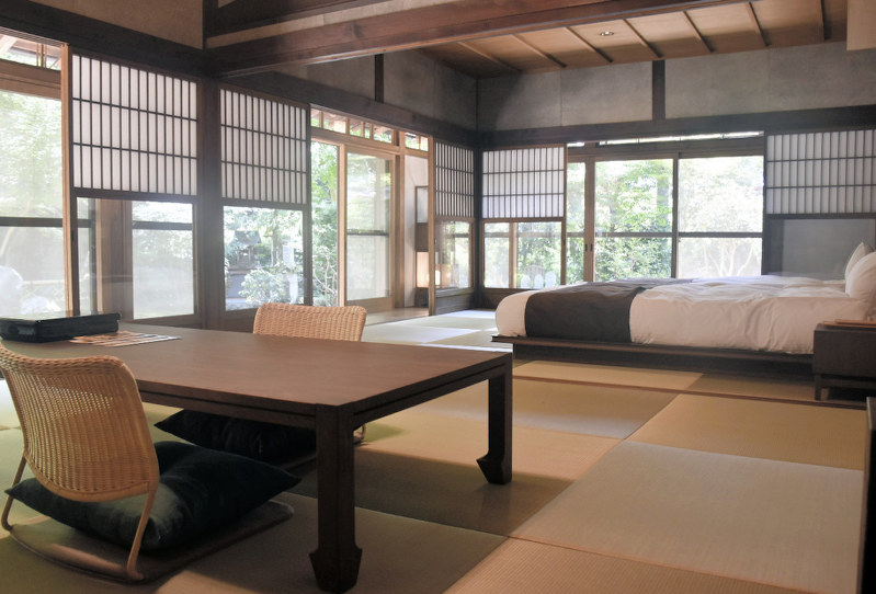 快適に改装された三井寺の塔頭「妙厳院」の内装=大津市園城寺町の三井寺で2018年7月20日、諸隈美紗稀撮影