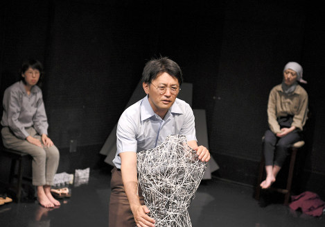 ６月上旬に広島市内で披露された劇で、原爆で子供を失った男性を演じるメンバー