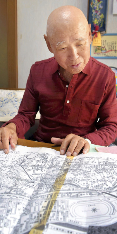 原爆前の自宅周辺が分かる地図を広げ、被爆時の状況を語る北村正人さん＝福岡市早良区で２０１８年６月２８日、青木絵美撮影